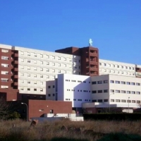 El SES finalmente invertirá en el cambio del letrero del Hospital Universitario de Badajoz