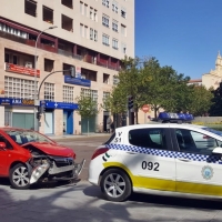Se salta un semáforo, colisiona contra un turismo y se da a la fuga en Badajoz