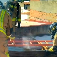 Bomberos sofocan un incendio en una vivienda de Badajoz