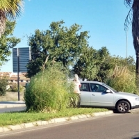 Un turismo acaba en la mitad de la mediana tras una colisión con un tráiler en Badajoz