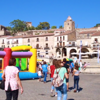 CaixaBank celebra un gran evento solidario en la Plaza Mayor de Trujillo