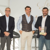 Guadalupe recibe su placa de manos de Ferrero Rocher y Jesús Vázquez