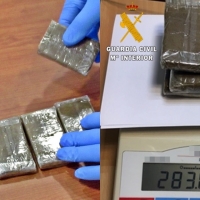 Detenidos con seis tabletas de hachís ocultas bajo los asientos de un coche