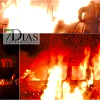 El fuego calcina una furgoneta y causa daños en otros vehículos (Badajoz)
