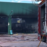 Se incendia una nave con vehículos y autobuses en Coria