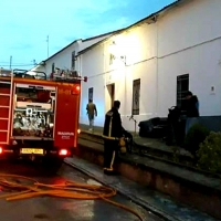 El fuego causa graves daños en una vivienda de Higuera la Real