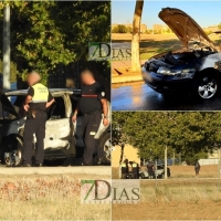 Los Bomberos sofocan el incendio en un vehículo (Badajoz)