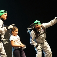 Teatro, talleres y bidones de acero inoxidable para promover el agua del grifo