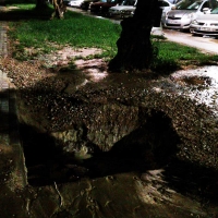 Reaparece el reventón de la esquina y deja sin agua a parte de Valdepasillas