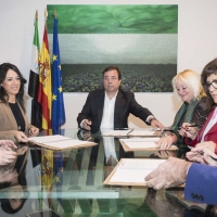 La Junta, CCOO, UGT y CREEX firman la estrategia de responsabilidad social empresarial