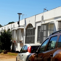 Vecinos de una calle pacense se enfrentan a pedradas