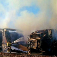 Arden una cosechadora y un tráiler en una explotación agrícola en Badajoz