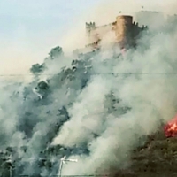 Incendio en la ladera del Castillo de Burguillos del Cerro (BA)