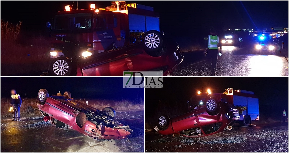 Accidente y vuelco en la carretera de Badajoz a Olivenza