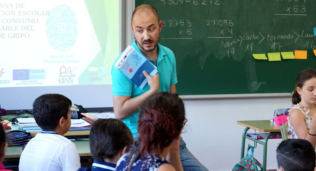 La iniciativa ‘Progrifo’ llega a los colegios pacenses para promover el agua del grifo
