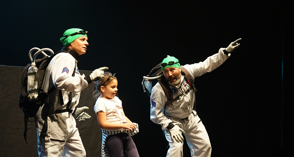 Una obra de teatro, talleres y bidones de acero inoxidable para promover el agua del grifo