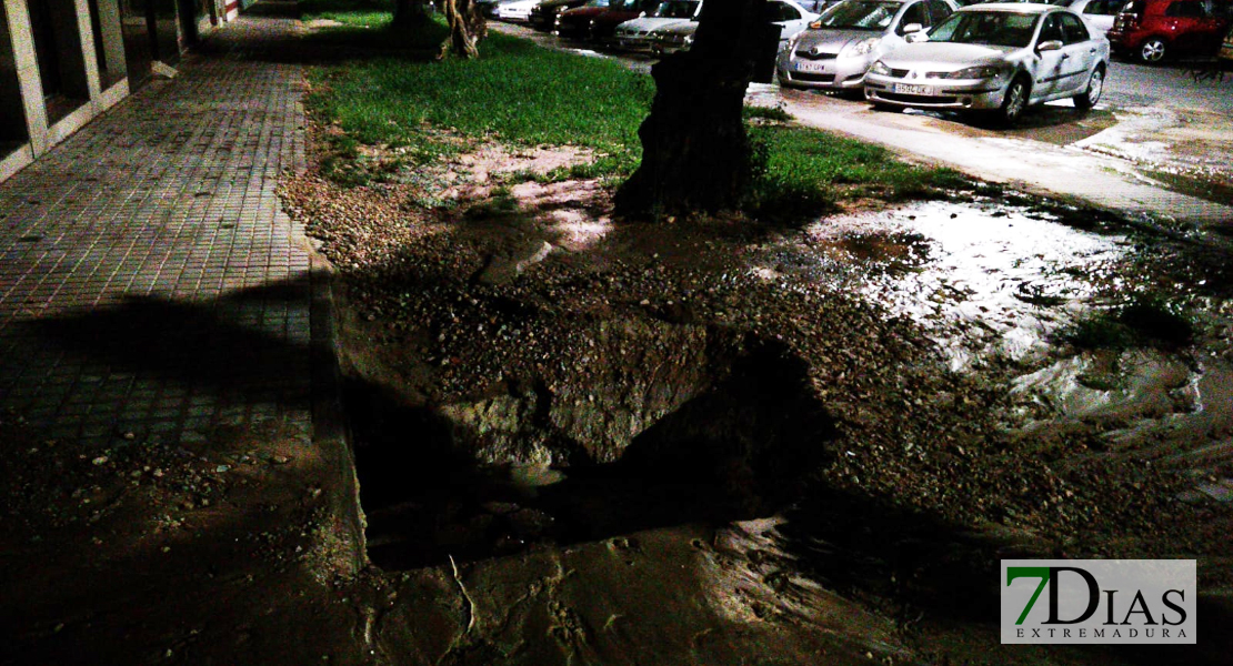 Reaparece el reventón de la esquina y deja sin agua a parte de Valdepasillas