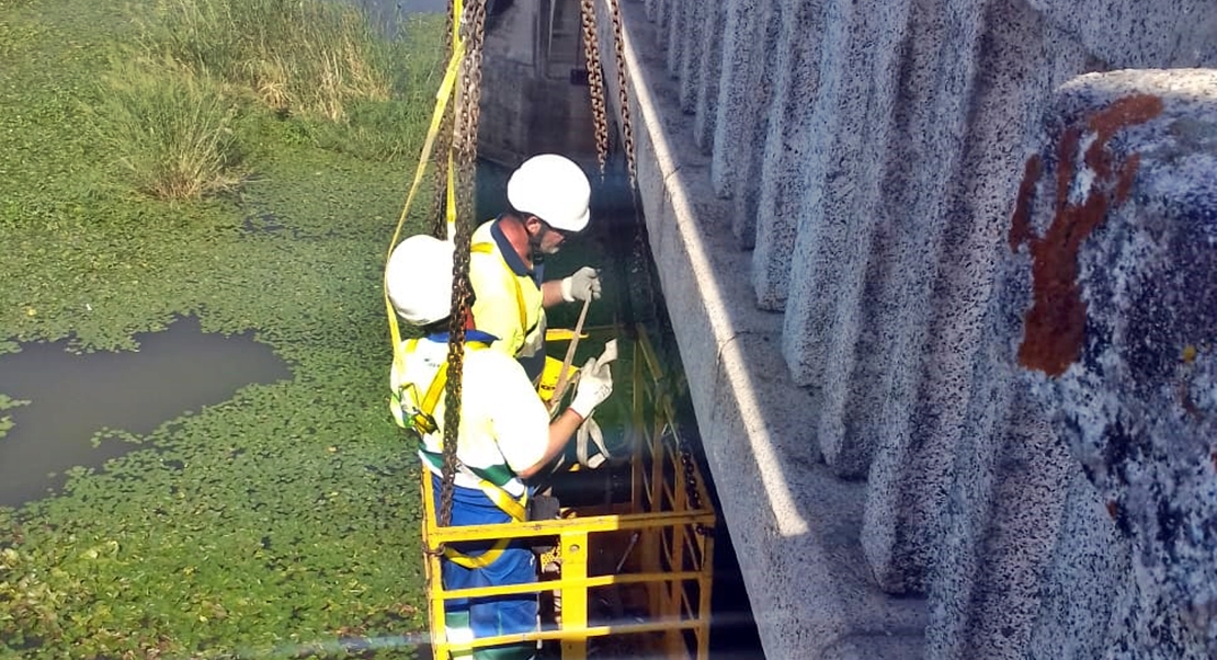 Cerrado al tráfico un carril del Puente de la Universidad por una avería