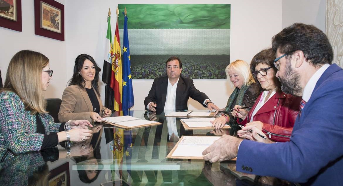 La Junta, CCOO, UGT y CREEX firman la estrategia de responsabilidad social empresarial