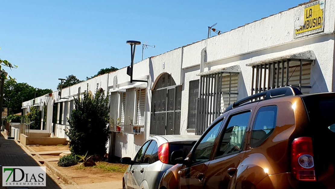 Vecinos de una calle pacense se enfrentan a pedradas