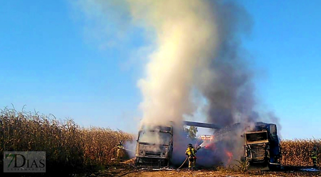 Arden una cosechadora y un tráiler en una explotación agrícola en Badajoz