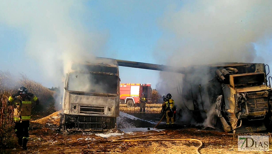 Arden una cosechadora y un tráiler en una explotación agrícola en Badajoz