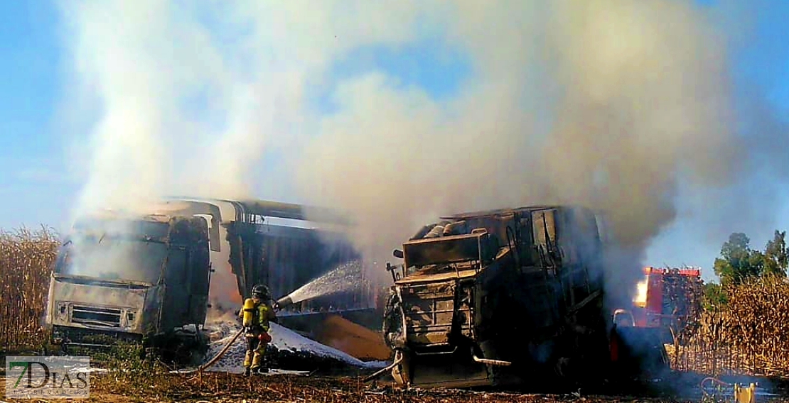 Arden una cosechadora y un tráiler en una explotación agrícola en Badajoz