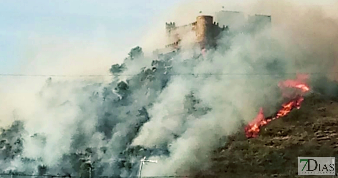 Incendio en la ladera del Castillo de Burguillos del Cerro