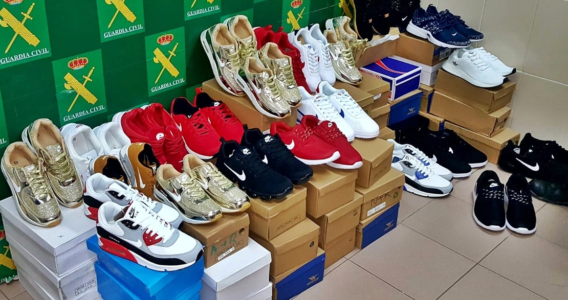Intervienen en un bazar 60 pares de zapatillas deportivas falsificadas