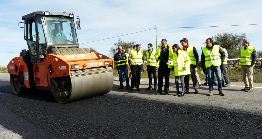 El extremeño Grupo Gallardo innova materiales en un tramo de la Badajoz-Huelva