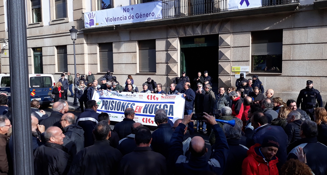 Funcionarios de prisiones entregan sus reivindicaciones al subdelegado del Gobierno