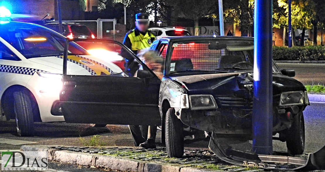Se estrella contra una farola en ‘la autopista’ de Badajoz