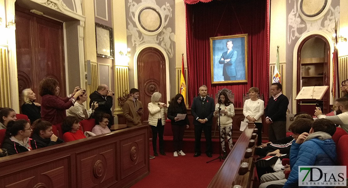 El Ayuntamiento cuelga un lazo rojo para concienciar de las causas y consecuencias del sida