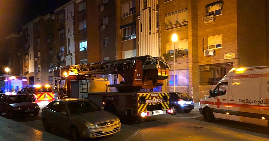 Dos heridos en el incendio de una vivienda en San Roque (Badajoz)