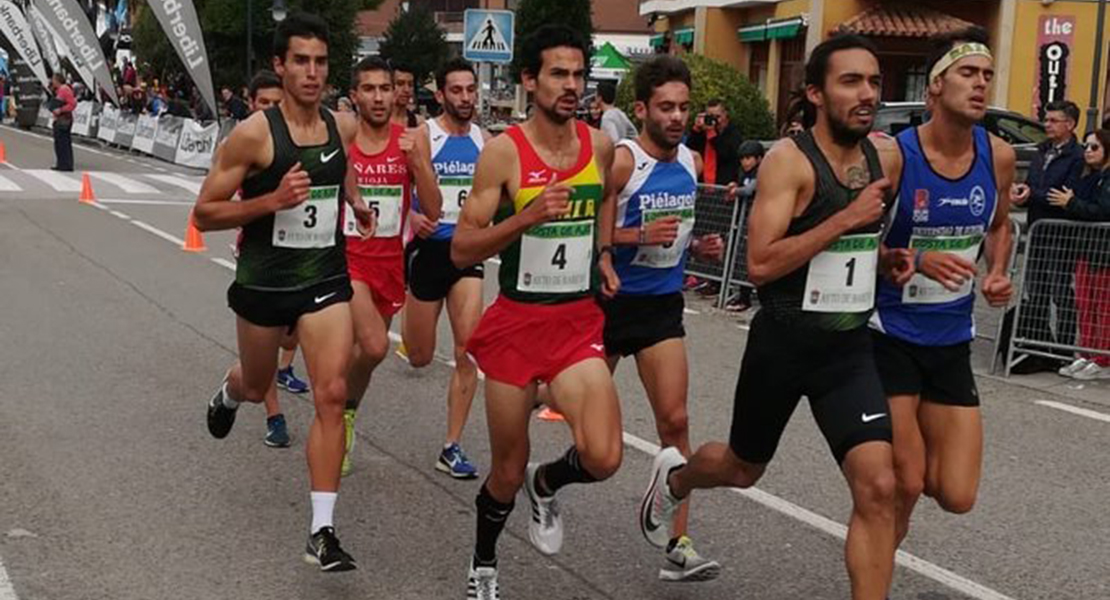 Ricardo Rosado acaricia las medallas en el Cross del Ajo