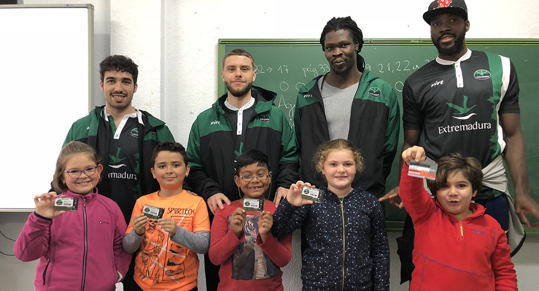 Jugadores del Cáceres Patrimonio hacen vibrar a los alumnos del Colegio Extremadura