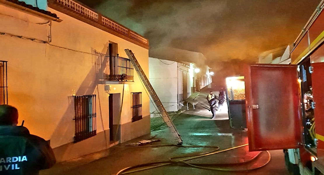 Los Bomberos actúan en el incendio de una casa en Valencia del Ventoso (Badajoz)