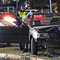 Se estrella contra una farola en ‘la autopista’ de Badajoz