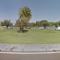 Un joven herido tras sufrir un accidente en la rotonda de la Universidad en Badajoz