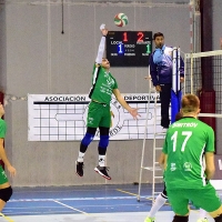 Un Cáceres Voleibol corto de gasolina no puede frente al líder