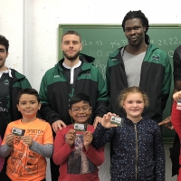 Jugadores del Cáceres Patrimonio hacen vibrar a los alumnos del Colegio Extremadura