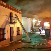 Los Bomberos actúan en el incendio de una casa en Valencia del Ventoso (Badajoz)