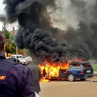 Arde un vehículo en la barriada de Suerte de Saavedra