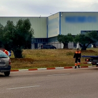 Se empotra contra una rotonda en Badajoz