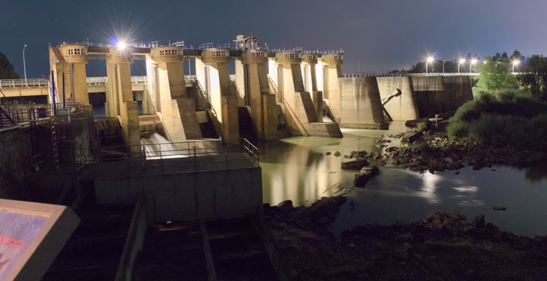 Vacían la presa de Montijo para favorecer la lucha contra el camalote