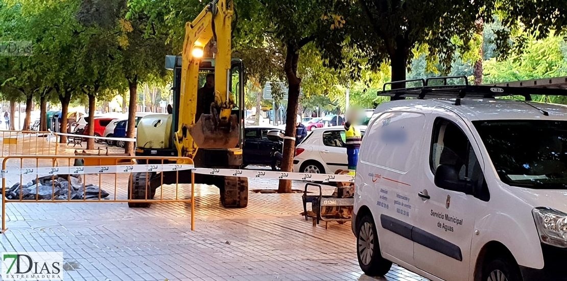 Gran reventón de la red del agua en la barriada pacense de Valdepasillas