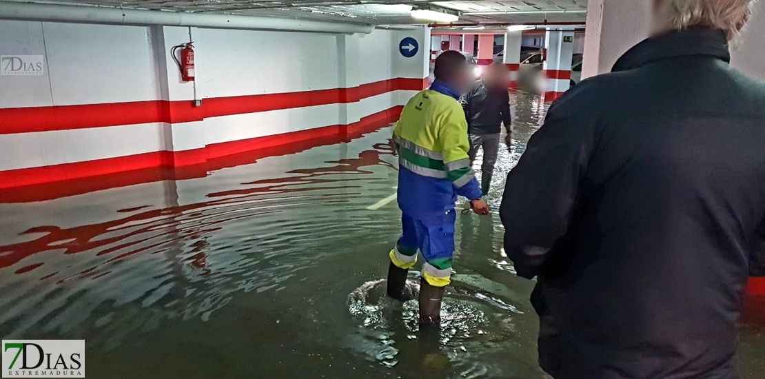 Gran reventón de la red del agua en la barriada pacense de Valdepasillas