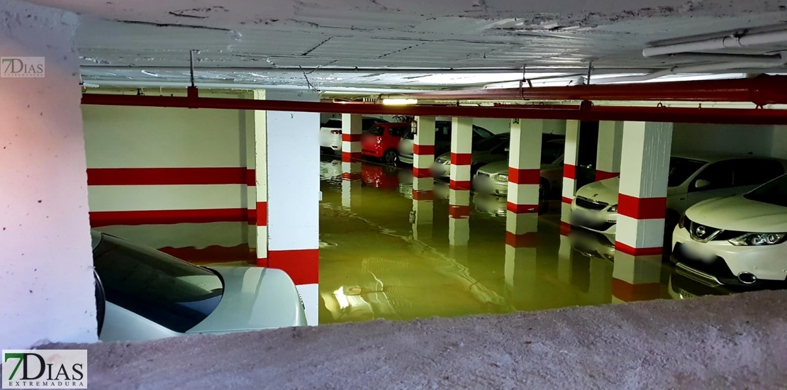 Gran reventón de la red del agua en la barriada pacense de Valdepasillas