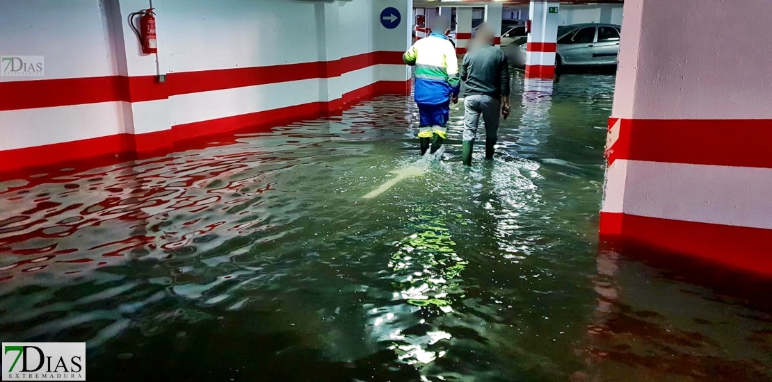 Gran reventón de la red del agua en la barriada pacense de Valdepasillas