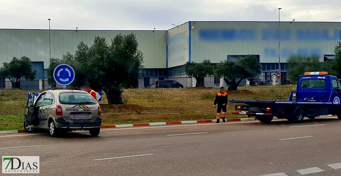 Se empotra contra una rotonda en Badajoz